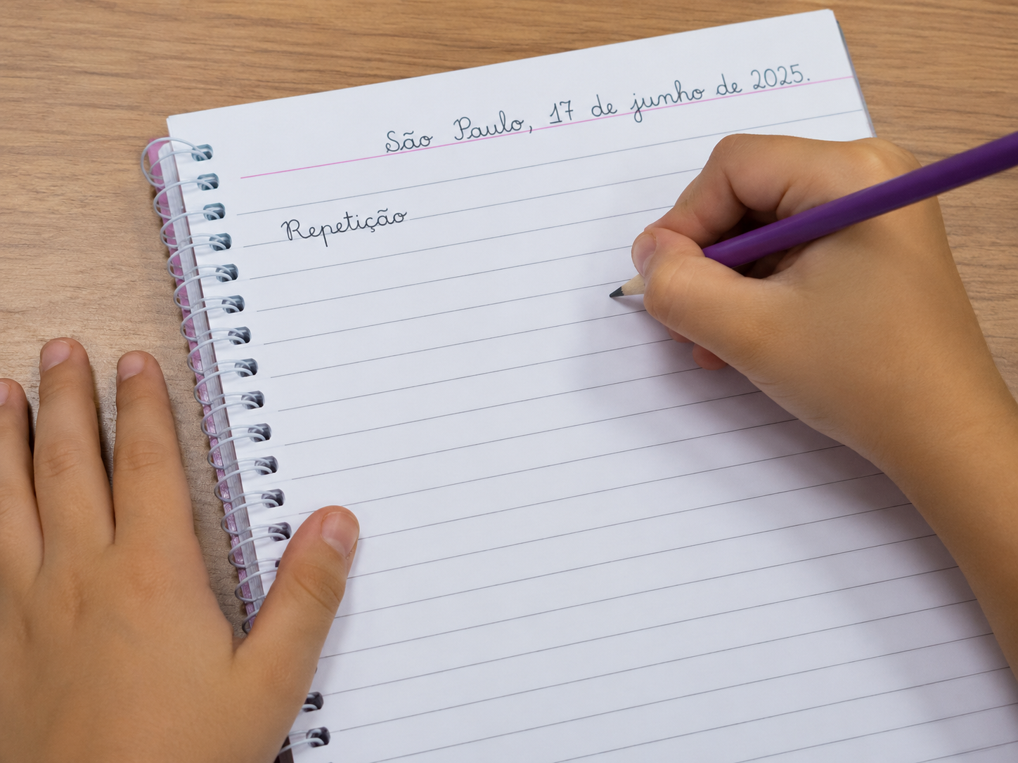 Caderno escolar infantil sendo escrito